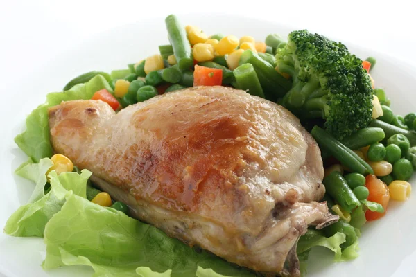 Stekt kyckling med grönsaker — Stockfoto