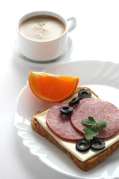 Smörgås och en kopp kaffe — Stockfoto