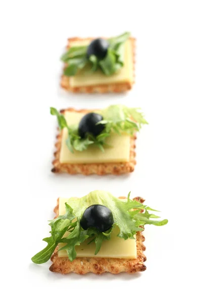 Canape se sýrem a olivami — Stock fotografie