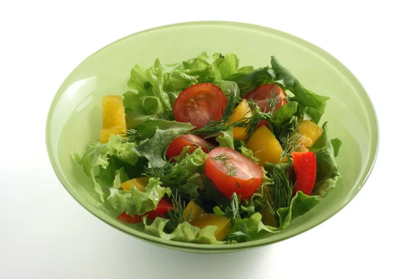 Insalata di verdure in un piatto verde — Foto Stock