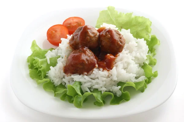 Frikadellen mit Reis und Salat — Stockfoto