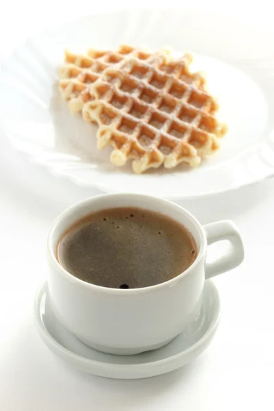 Waffeln mit einer Tasse Kaffee — Stockfoto