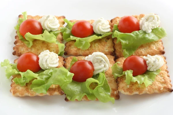 Crackers met kaas en tomaat — Stockfoto