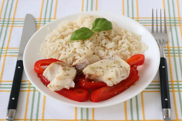 Peixe cozido com arroz fervido e pimenta — Fotografia de Stock