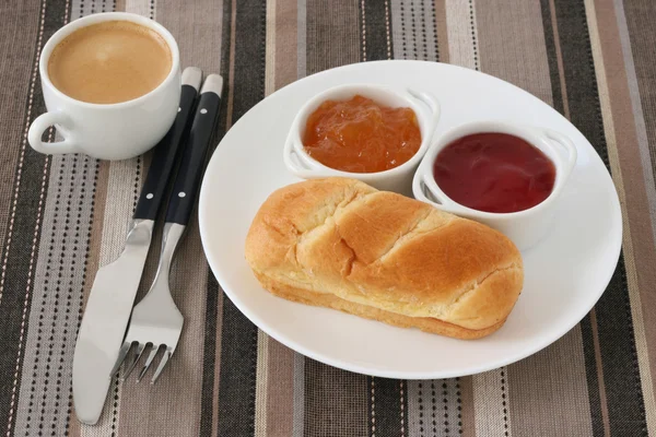 Pan con mermelada en tazones pequeños —  Fotos de Stock