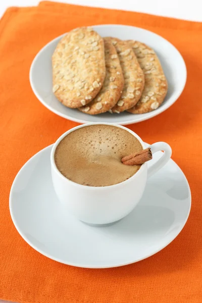 Eine Tasse Kaffee mit Keksen — Stockfoto