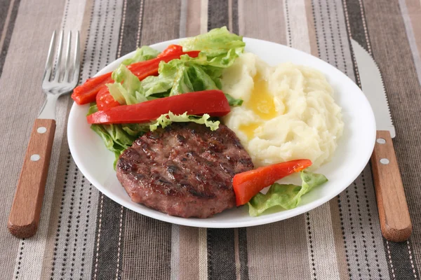 Hambúrgueres grelhados com purê de batata e salada — Fotografia de Stock