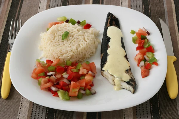 Peixe frito com arroz fervido e salada — Fotografia de Stock