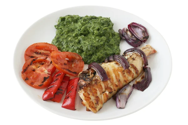 Grilovaná ryba s listovým špenátem a grilovanou zeleninou — Stock fotografie