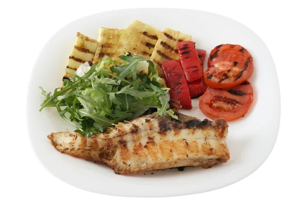 Ryba z grilla ze szpinakiem i grillowanymi warzywami — Zdjęcie stockowe