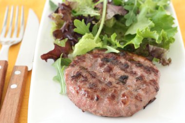 salata ızgara hamburger