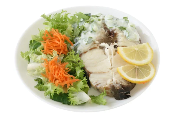 Варёная рыба с салатом и соусом — стоковое фото