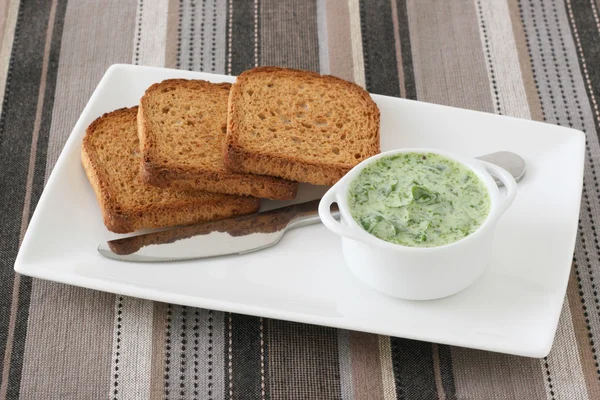 Spinach dip with toasts — Stock Photo, Image