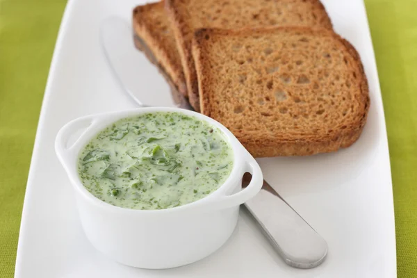 Spinach dip with toasts — Stock Photo, Image