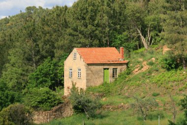 dağlarda kırmızı çatılı evi