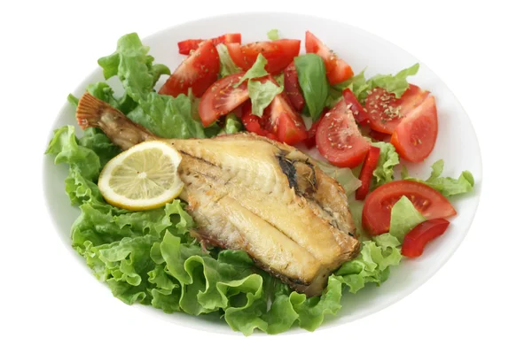 Gebakken vis met salade — Stockfoto