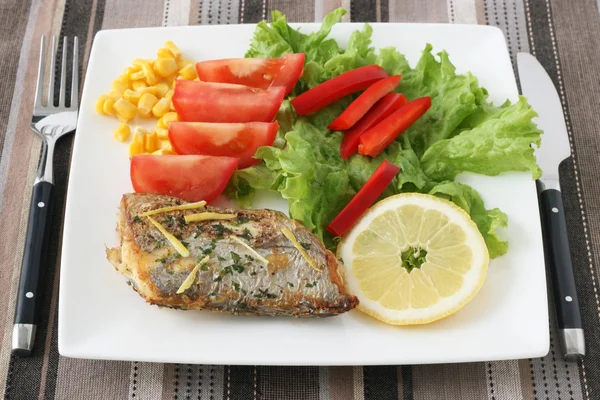 Рыба-меч с салатом — стоковое фото