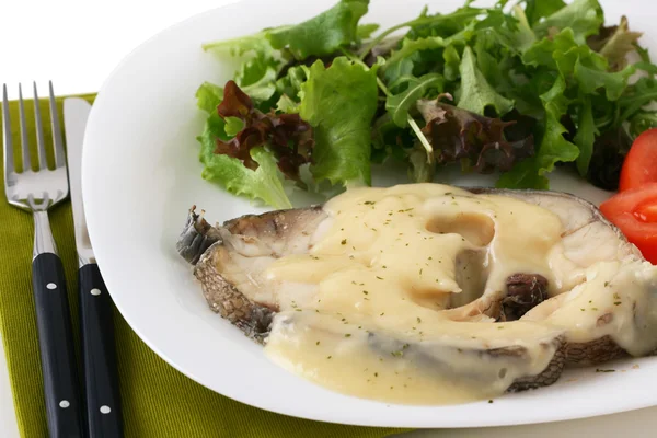 Peixe cozido com molho e salada — Fotografia de Stock
