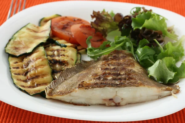 Grilled flounder with vegetables — Stock Photo, Image