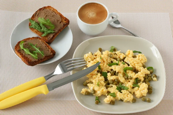 Omelet with peas — Stock Photo, Image