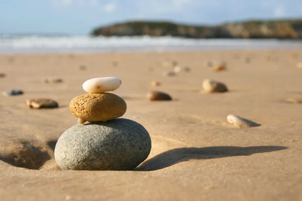 Pedras equilibradas em uma praia — Fotografia de Stock