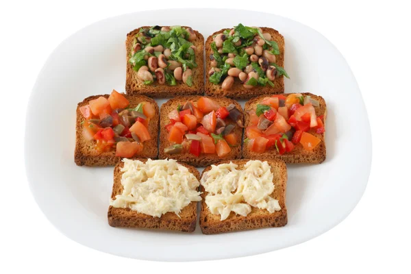 Toast mit Fisch, Tomaten und Bohnen — Stockfoto