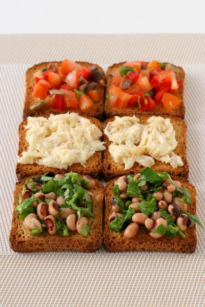 Toast mit Fisch, Tomaten und Bohnen — Stockfoto