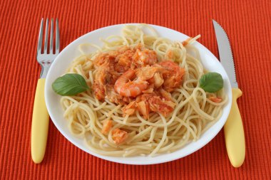 Spagetti morina, karides ve fesleğen ile