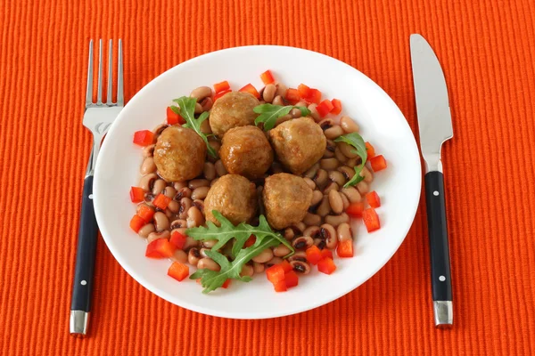 Kuřecí karbanátky s fazolemi a červeném pepři — Stock fotografie