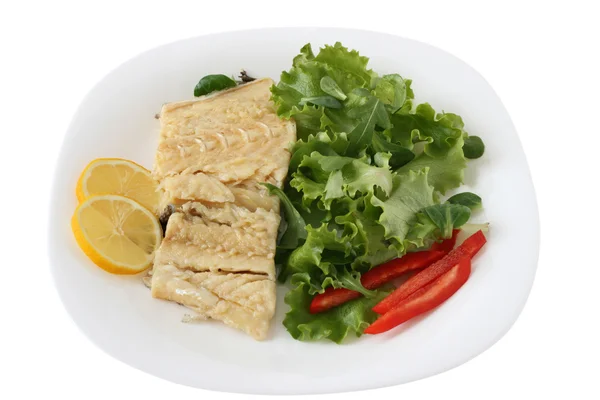 Gekochter Kabeljau mit Salat, Pfeffer und Zitrone — Stockfoto