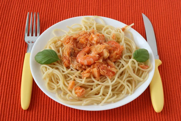 Espaguetis con bacalao, gambas y albahaca — Foto de Stock
