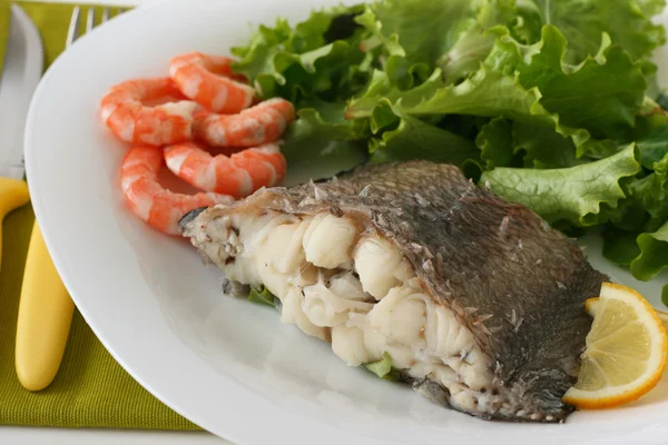 Gekochter Fisch mit Garnelen, Zitrone und Salat — Stockfoto