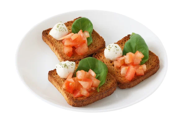 Toasts mit Mozzarella, Basilikum und Tomaten — Stockfoto