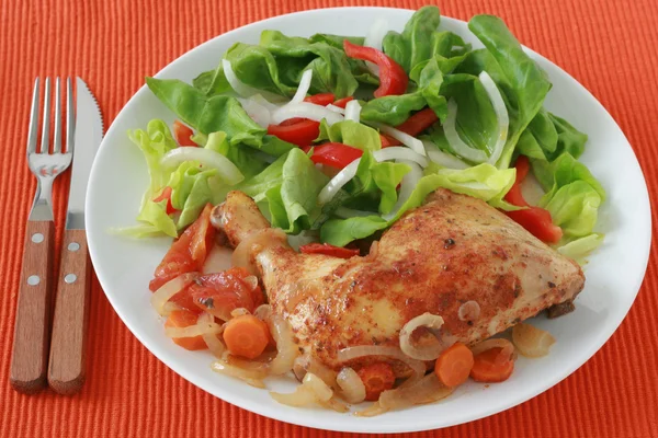 Курица с морковью и салатом — стоковое фото