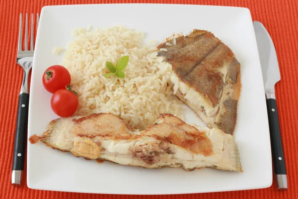 Smażona ryba z ryżem gotowane — Zdjęcie stockowe