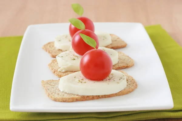Tost peynir mozzarella ve domates ile — Stok fotoğraf