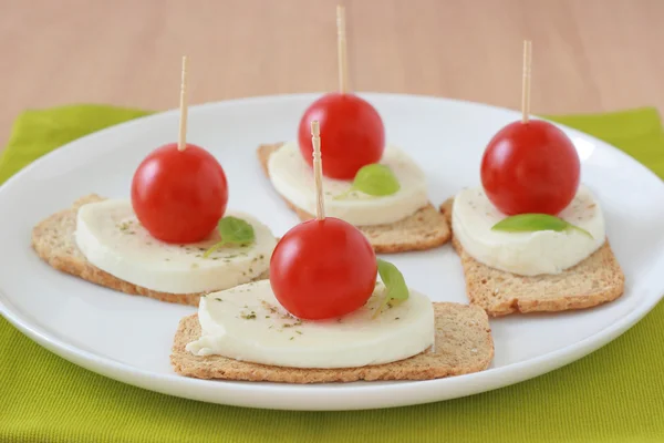 Tost peynir mozzarella ve domates ile — Stok fotoğraf