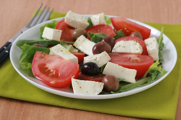 Salade met kaas en olijven — Stockfoto