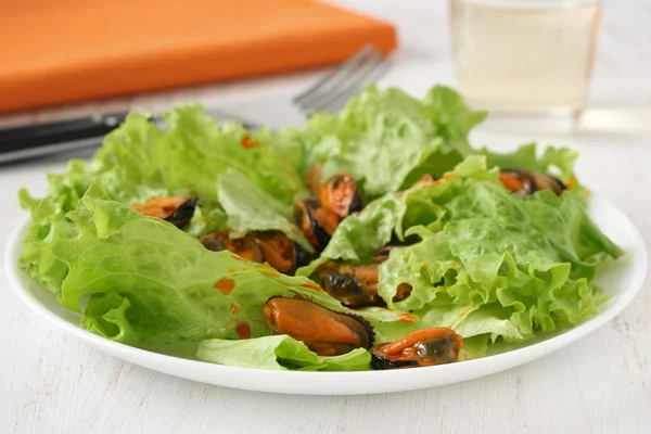 Salat mit Muscheln — Stockfoto