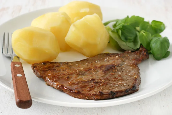 Τηγανισμένο βόειο κρέας με βραστή πατάτα και σαλάτα — Φωτογραφία Αρχείου