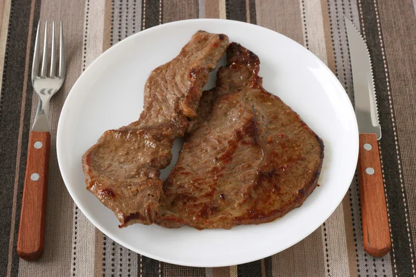Τηγανισμένο βόειο κρέας στο πιάτο — Φωτογραφία Αρχείου