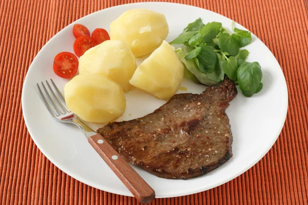 Τηγανισμένο βόειο κρέας με βραστή πατάτα και σαλάτα — Φωτογραφία Αρχείου