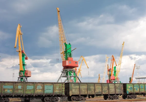 Cargo cranes and wagons in port — Stock Photo, Image