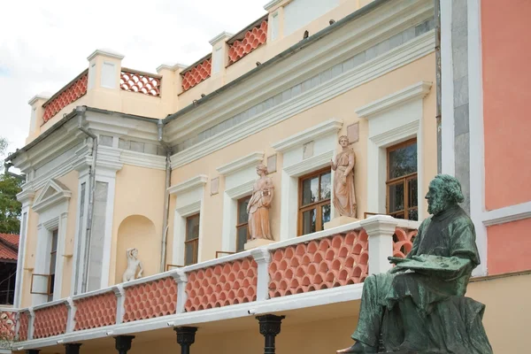 伟大的俄国画家的雕像 Ivan Ayvazovski 费奥多西亚 克里米亚 乌克兰在博物馆附近 — 图库照片