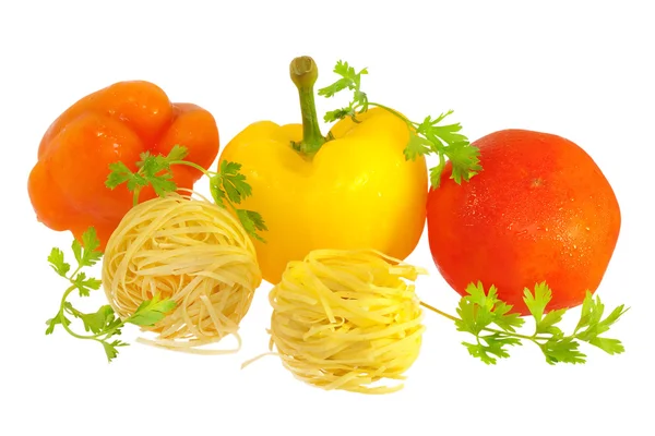 Surowy makaron z pomidorami, papryką i zieleni na białym tle — Zdjęcie stockowe
