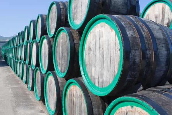 Armazém com barris de vinho com madeira ao ar livre — Fotografia de Stock