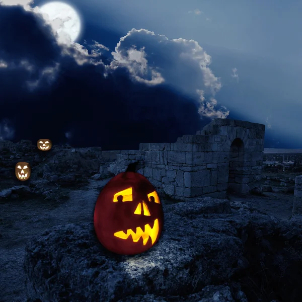 Ruines antiques dans la nuit avec des citrouilles d'Halloween — Photo