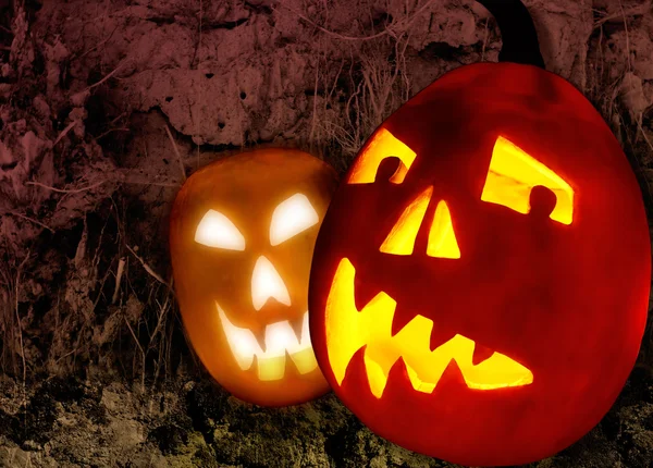 Zwei Halloween-Kürbisse auf Grunge-Hintergrund — Stockfoto