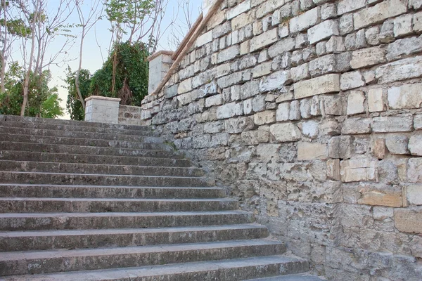 Eski merdiven ve tuğla duvar Kerç, mitridat dağda u — Stok fotoğraf