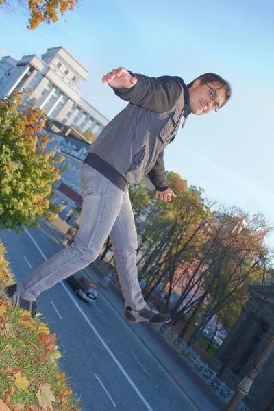 Genç adam açık havada dengeleme — Stok fotoğraf